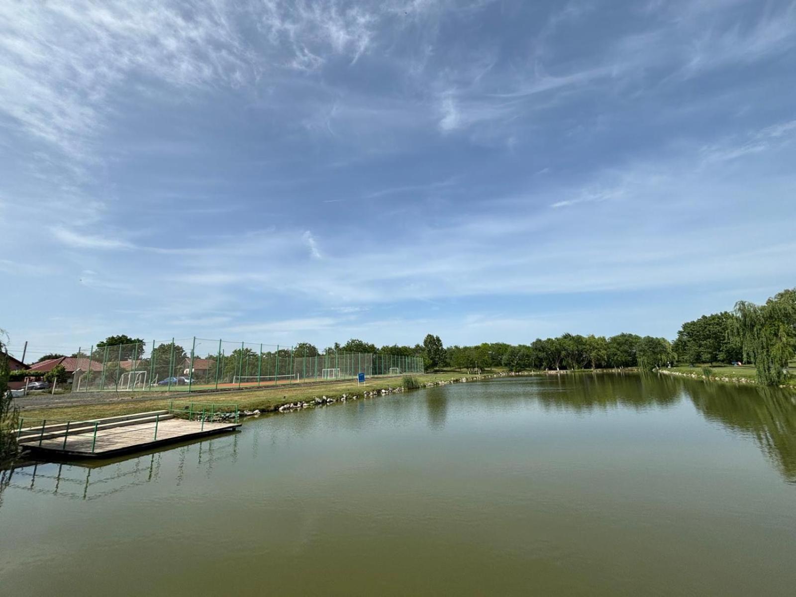 Conacul De Pe Lac Sagu エクステリア 写真
